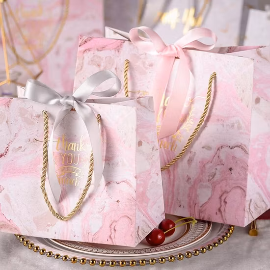 Chine Usine de gros de luxe de haute qualité personnalisé PP poignée papier shopping emballage fourre-tout sacs-cadeaux avec ruban sac à vêtements fermé